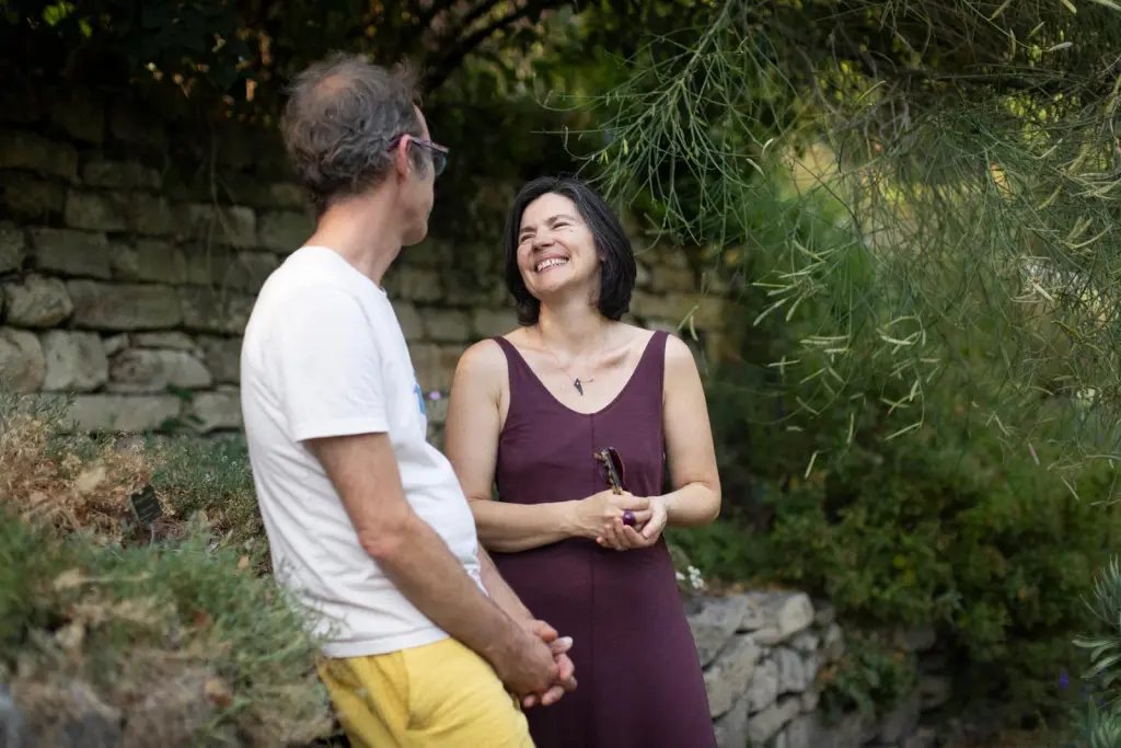 Barbara et Vincent dans le jardin