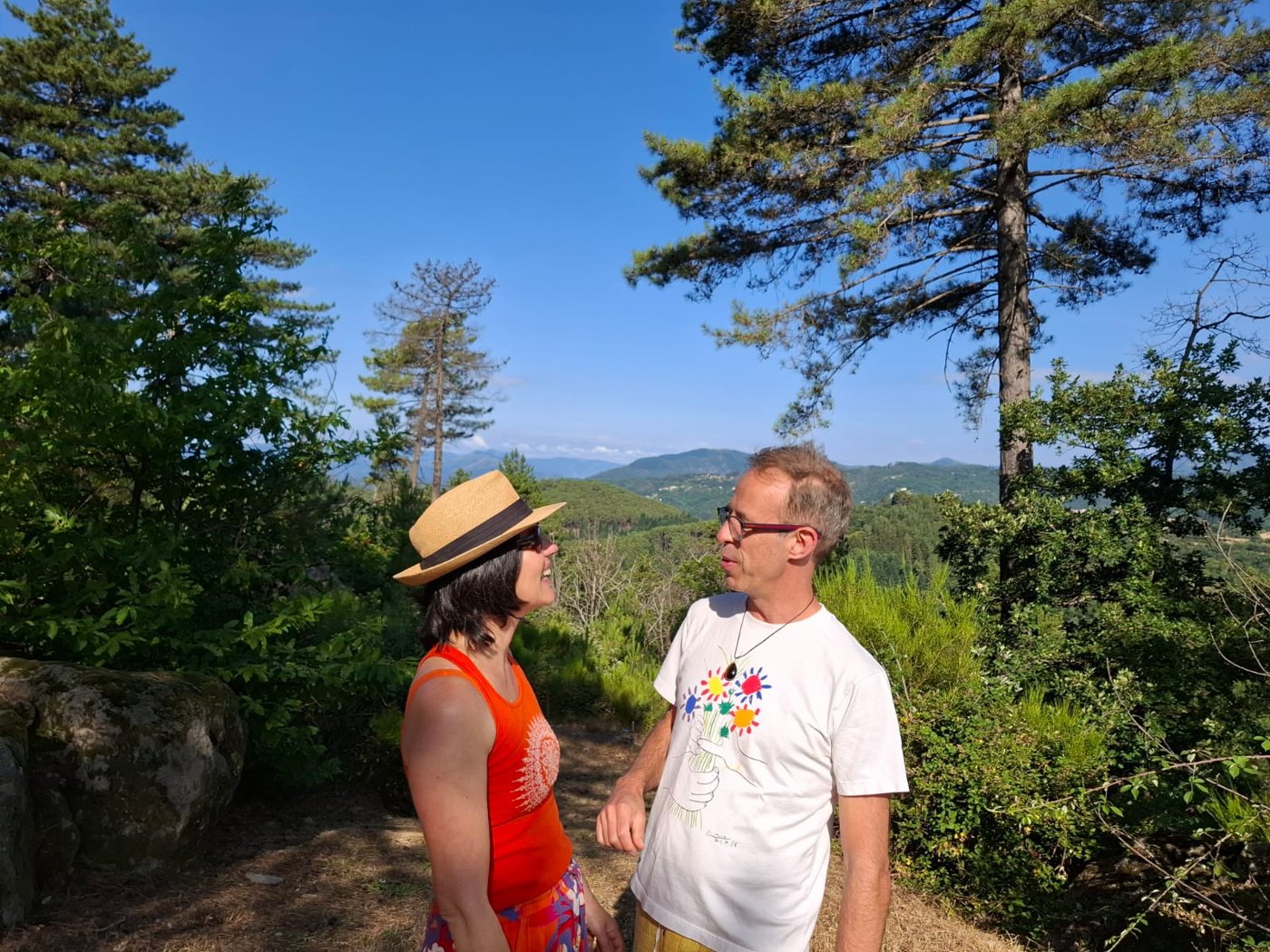 Barbara et Vincent face à face en montagne