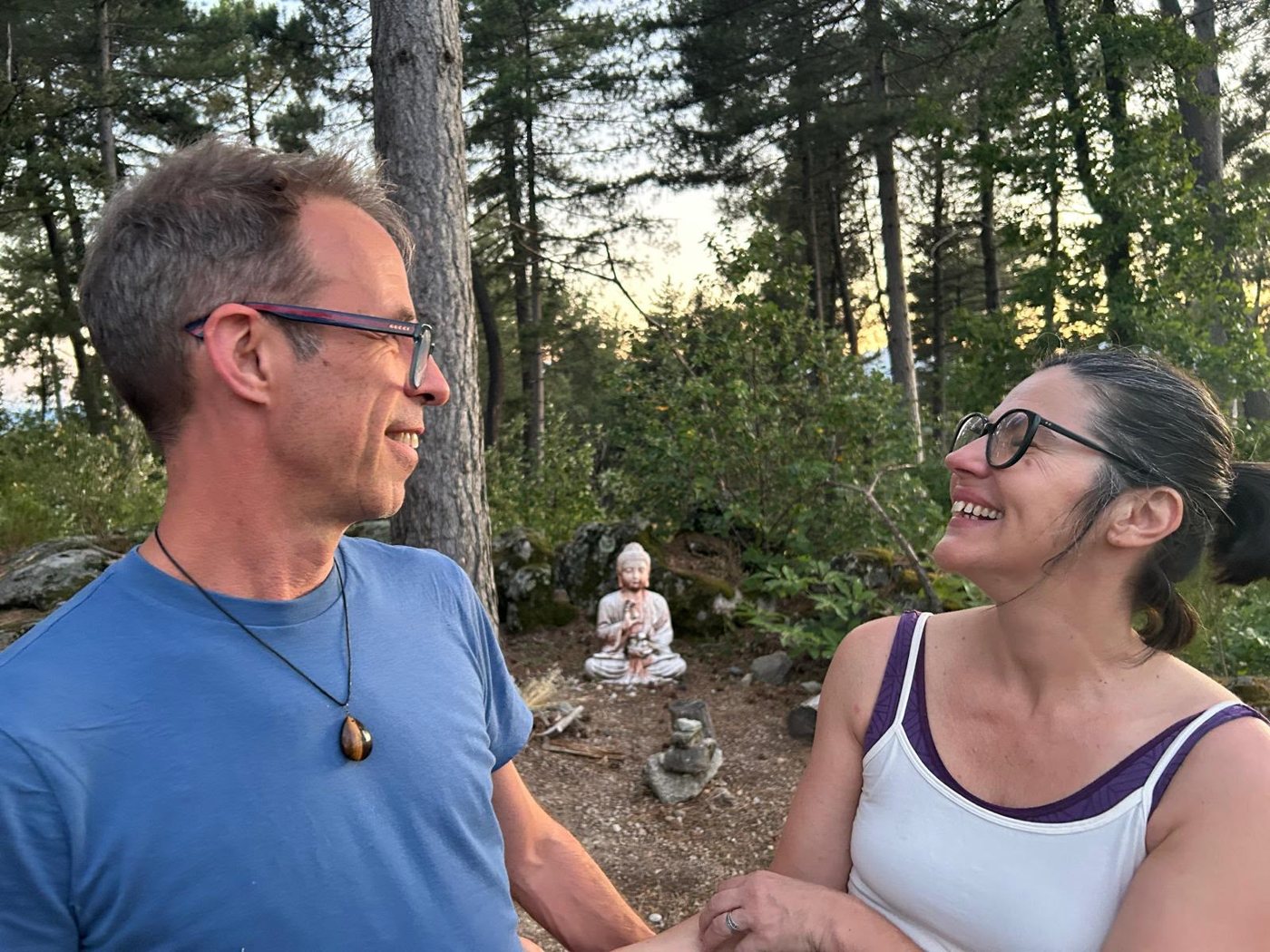 Barbara et Vincent assis au coucher du soleil