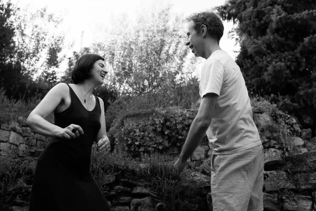 Barbara et Vincent dansant dans le jardin